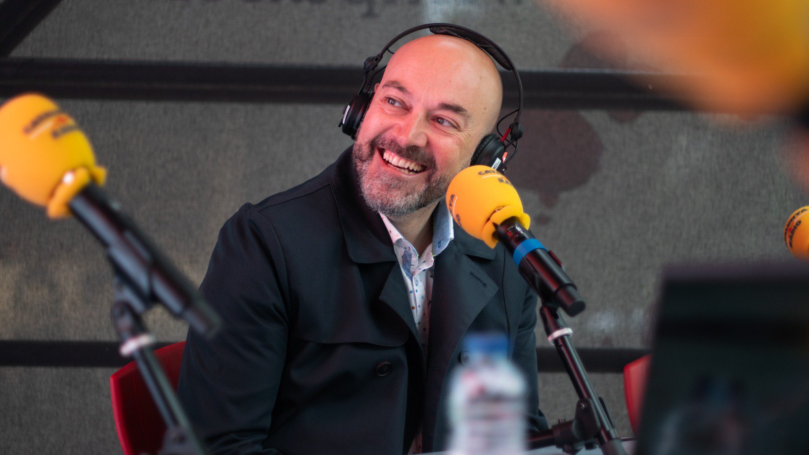 Elogis i reconeixement al Parlament i comiat càlid a Catalunya Ràdio
