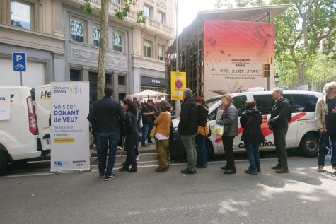 TV3. Telenotícies. Catalunya Ràdio habilita una cabina per a la campanya \"Donants de veu\"