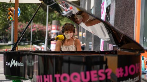 Catalunya Ràdio treu el piano al carrer perquè el toquin els oients i col·laboradors amb motiu del concurs Maria Canals. Barcelona. 1 de juliol de 2021 