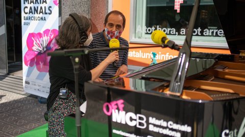 Catalunya Ràdio treu el piano al carrer perquè el toquin els oients i col·laboradors amb motiu del concurs Maria Canals. Barcelona. 1 de juliol de 2021 