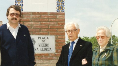 Joan Pujadas amb Vicenç Riera Llorca i la seva esposa, Emília Barrionuevo, en la inauguració de la plaça de Pineda de Mar dedicada a l'escriptor. 