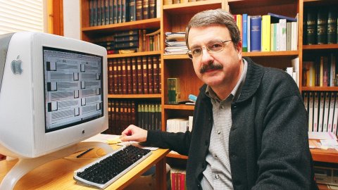 Joan Pujadas, a l'estudi del seu domicili de Pineda de Mar, fent la revista Repòrter. 2001.
