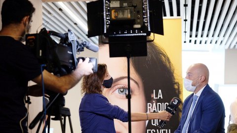 Entrevista en directe pel 324 amb Montse Sánchez en la presentació de la temporada 2021-2022 de Catalunya Ràdio a la Torre Glòries, amb el director de l'emissora, Saül Gordillo. Barcelona. 27 d’agost de 2021