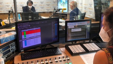 Entrevista a 'El matí de Catalunya Ràdio' amb Albert Segura el dia de la presentació de la temporada 2021-2022 de Catalunya Ràdio, amb el director de l'emissora, Saül Gordillo. Barcelona. 27 d’agost de 2021 