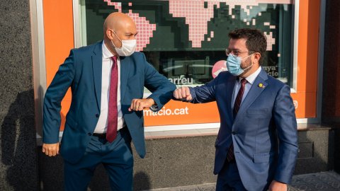 El president de la Generalitat, Pere Aragonès, rebut a Catalunya Ràdio pel seu director, Saül Gordillo, abans de l'entrevista de Laura Rosel a El matí de Catalunya Ràdio. Barcelona. 10 de setembre de 2021