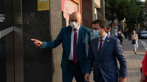 El president de la Generalitat, Pere Aragonès, rebut a Catalunya Ràdio pel seu director, Saül Gordillo, abans de l'entrevista de Laura Rosel a El matí de Catalunya Ràdio. Barcelona. 10 de setembre de 2021
