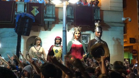 Les Santes 2014. No n'hi ha prou. Foto amb el mòbil. Mataró. Juliol del 2014