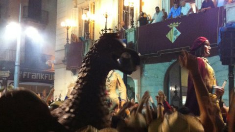 Les Santes 2014. No n'hi ha prou. Foto amb el mòbil. Mataró. Juliol del 2014