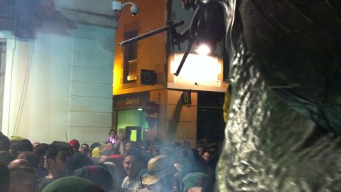 Les Santes 2014. No n'hi ha prou. Foto amb el mòbil. Mataró. Juliol del 2014