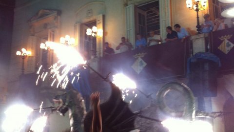 Les Santes 2014. No n'hi ha prou. Foto amb el mòbil. Mataró. Juliol del 2014