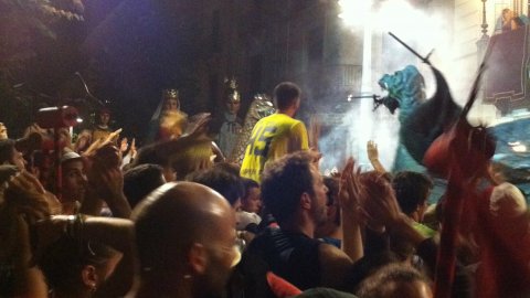 Les Santes 2014. No n'hi ha prou. Foto amb el mòbil. Mataró. Juliol del 2014