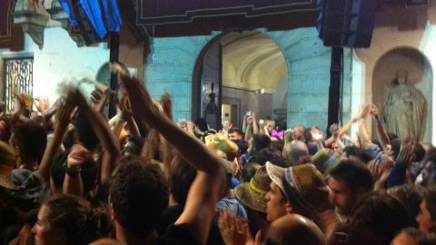Les Santes 2014. No n'hi ha prou. Foto amb el mòbil. Mataró. Juliol del 2014