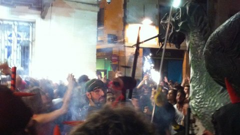 Les Santes 2014. No n'hi ha prou. Foto amb el mòbil. Mataró. Juliol del 2014