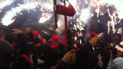 Les Santes 2014. No n'hi ha prou. Foto amb el mòbil. Mataró. Juliol del 2014