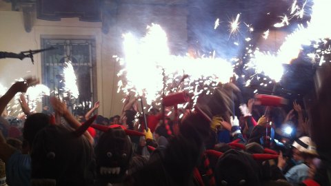 Les Santes 2014. No n'hi ha prou. Foto amb el mòbil. Mataró. Juliol del 2014