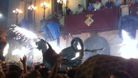 Les Santes 2014. No n'hi ha prou. Foto amb el mòbil. Mataró. Juliol del 2014