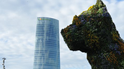 Bilbao. Puppy i torre Iberdrola des del museu Guggenheim. Desembre 2012