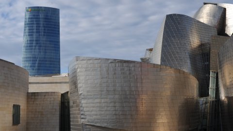Bilbao. Museu Guggenheim amb torre Iberdrola al fons. Desembre 2012