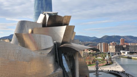 Bilbao. Museu Guggenheim amb torre Iberdrola al fons. Desembre 2012