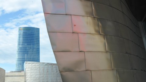 Bilbao. Museu Guggenheim amb torre Iberdrola al fons. Desembre 2012