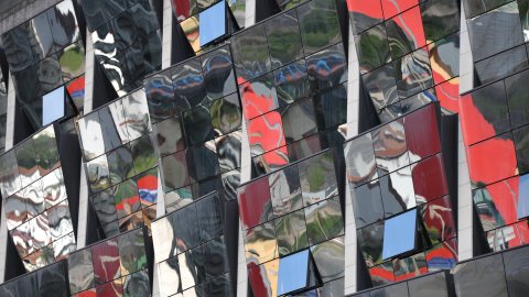 Bilbao. Museu Guggenheim reflexat a la façana de l'Hotel Domine. Desembre 2012