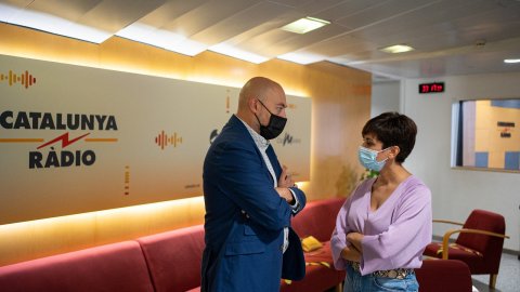 El director de Catalunya Ràdio, Saül Gordillo, rep la ministra de Política Territorial i portaveu del govern espanyol, Isabel Rodríguez, l’endemà de la taula de diàleg celebrada al Palau de la Generalitat. Barcelona. 16 de setembre de 202