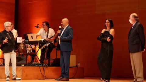 El director de Catalunya Ràdio i dels Mitjans Digitals de la CCMA, Saül Gordillo, entrega el Premi Cerverí a Maria Arnal per la cançó 'Meteorit ferit' a la millor lletra en català, a la gala dels Premis Prudenci Bertrana. Girona. 21 de setembre de 2021