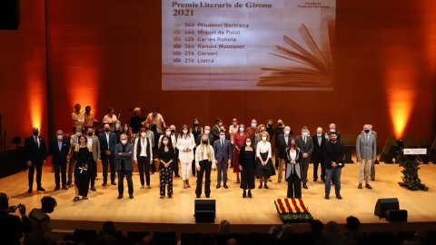 El director de Catalunya Ràdio i dels Mitjans Digitals de la CCMA, Saül Gordillo, entrega el Premi Cerverí a Maria Arnal per la cançó 'Meteorit ferit' a la millor lletra en català, a la gala dels Premis Prudenci Bertrana. Girona. 21 de setembre de 2021
