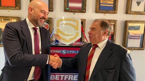 El director de Catalunya Ràdio i dels Mitjans Digitals de la CCMA, Saül Gordillo, signa l’acord per emetre els partits dels Dracs Catalans i l’USAP amb el director de Ràdio Arrels, Albert Noguer, i es reuneix amb Bernard Guasch, president dels Dracs Catalans. Perpinyà. 30 de setembre de 2021