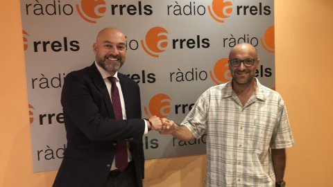 El director de Catalunya Ràdio i dels Mitjans Digitals de la CCMA, Saül Gordillo, signa l’acord amb el director de Ràdio Arrels, Albert Noguer, i es reuneix amb Bernard Guasch, president dels Dracs Catalans. Perpinyà. 30 de setembre de 2021