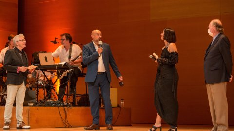  El director de Catalunya Ràdio i dels Mitjans Digitals de la CCMA, Saül Gordillo, entrega el Premi Cerverí a Maria Arnal per la cançó 'Meteorit ferit' a la millor lletra en català, a la gala dels Premis Prudenci Bertrana. Girona. 21 de setembre de 2021 