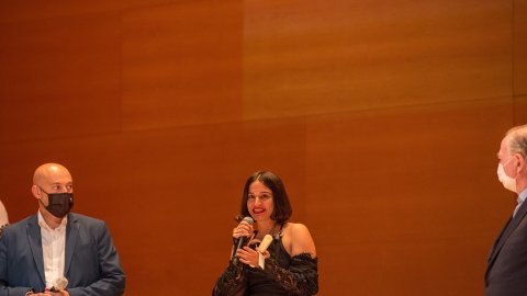  El director de Catalunya Ràdio i dels Mitjans Digitals de la CCMA, Saül Gordillo, entrega el Premi Cerverí a Maria Arnal per la cançó 'Meteorit ferit' a la millor lletra en català, a la gala dels Premis Prudenci Bertrana. Girona. 21 de setembre de 2021 