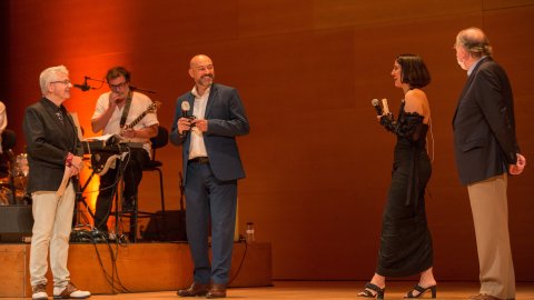  El director de Catalunya Ràdio i dels Mitjans Digitals de la CCMA, Saül Gordillo, entrega el Premi Cerverí a Maria Arnal per la cançó 'Meteorit ferit' a la millor lletra en català, a la gala dels Premis Prudenci Bertrana. Girona. 21 de setembre de 2021 