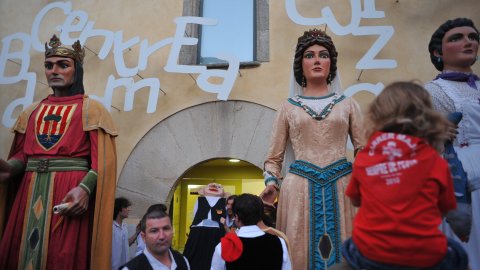 Gegants a la festa major de Pineda de Mar. Ermessenda de Montsoriu i Guerau I, gegants de Pineda de Mar. Agost de 2010