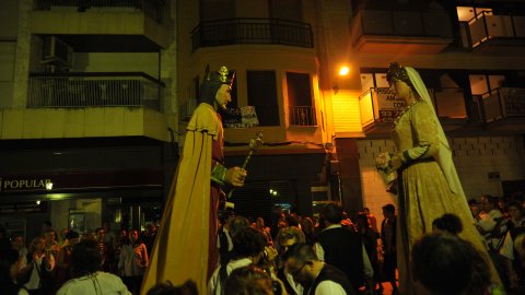 Gegants a la festa major de Pineda de Mar. Ermessenda de Montsoriu i Guerau I, gegants de Pineda de Mar. Agost de 2010