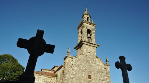 Cementiri i església a Iglesia. Fixó (Forcarei). Agost 2009