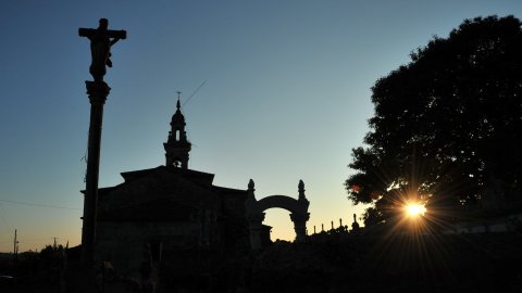 Cementiri i església a Iglesia. Fixó (Forcarei). Agost 2009