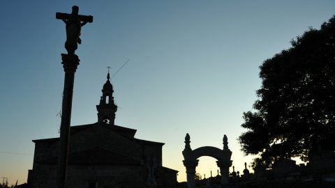 Cementiri i església a Iglesia. Fixó (Forcarei). Agost 2009
