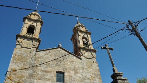 Homenatge als cables elèctrics davant de la façana d'aquesta església de Cambados. Agost 2009