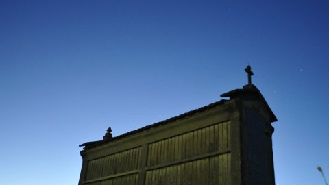 Hórreo en la posta de sol a Fixó (Forcarei). Agost 2009
