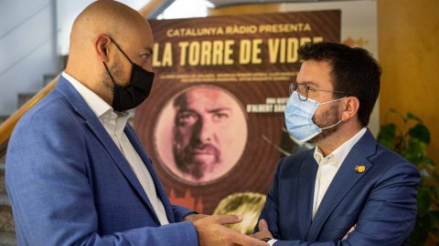 El president de la Generalitat, Pere Aragonès, rebut pel director de Catalunya Ràdio i dels Mitjans Digitals de la CCMA, Saül Gordillo, abans de participar al club de lectura del programa Adolescents XL. Barcelona. 4 d’octubre de 2021