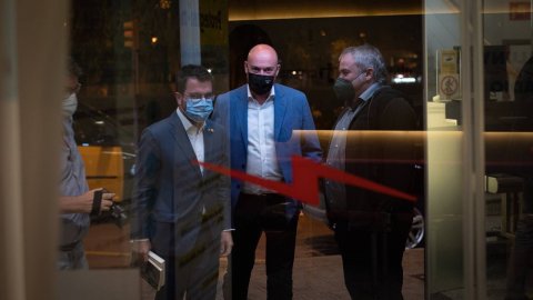 El president de la Generalitat, Pere Aragonès, rebut pel director de Catalunya Ràdio i dels Mitjans Digitals de la CCMA, Saül Gordillo, abans de participar al club de lectura del programa Adolescents XL. Barcelona. 4 d’octubre de 2021
