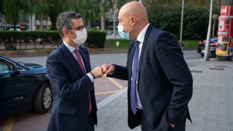 El ministre de la Presidència, Félix Bolaños, rebut pel director de Catalunya Ràdio i dels Mitjans Digitals de la CCMA, Saül Gordillo, abans de ser entrevistat per Laura Rosel a El matí de Catalunya Ràdio. Barcelona. 8 d’octubre de 2021
