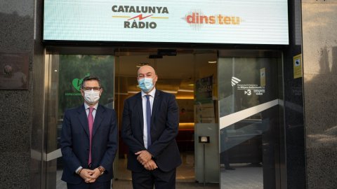 El ministre de la Presidència, Félix Bolaños, rebut pel director de Catalunya Ràdio i dels Mitjans Digitals de la CCMA, Saül Gordillo, abans de ser entrevistat per Laura Rosel a El matí de Catalunya Ràdio. Barcelona. 8 d’octubre de 2021