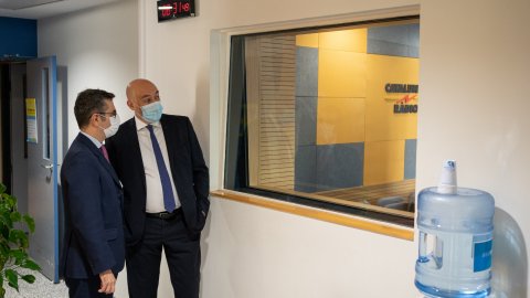 El ministre de la Presidència, Félix Bolaños, rebut pel director de Catalunya Ràdio i dels Mitjans Digitals de la CCMA, Saül Gordillo, abans de ser entrevistat per Laura Rosel a El matí de Catalunya Ràdio. Barcelona. 8 d’octubre de 2021