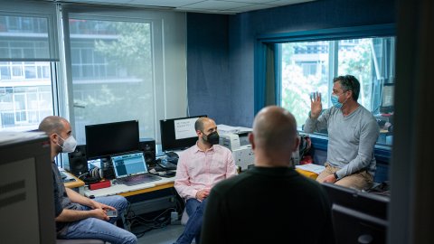 La torre de vidre. Podcast de Catalunya Ràdio dirigit per Santi Faro amb text d'Albert Sánchez Pinyol i les veus dels actors Pere Arquillué, Lluís Marco, Pep Antón Muñoz, Naussica Bonín i Artur Busquets. 