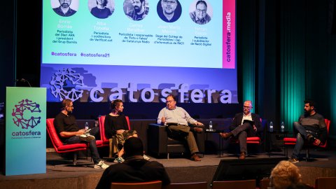 imatge	Catalunya Ràdio, emissora oficial de la tretzena edició de la Catosfera, emet programes especials de Adolescents XL i Popap i intervé amb Carlos Baraibar, Mariola Dinarès i Saül Gordillo. Auditori Josep Irla. Girona. 14 d'octubre de 2021 