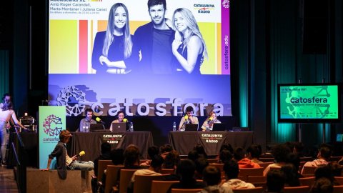 imatge	Catalunya Ràdio, emissora oficial de la tretzena edició de la Catosfera, emet programes especials de Adolescents XL i Popap i intervé amb Carlos Baraibar, Mariola Dinarès i Saül Gordillo. Auditori Josep Irla. Girona. 14 d'octubre de 2021 