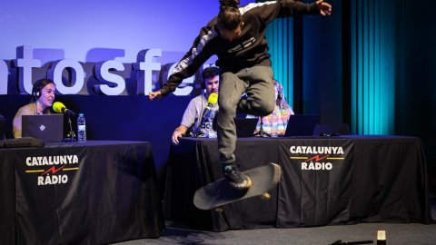 imatge	Catalunya Ràdio, emissora oficial de la tretzena edició de la Catosfera, emet programes especials de Adolescents XL i Popap i intervé amb Carlos Baraibar, Mariola Dinarès i Saül Gordillo. Auditori Josep Irla. Girona. 14 d'octubre de 2021 