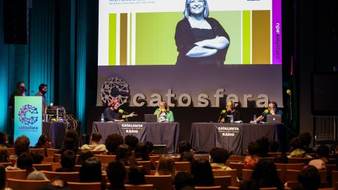 Catalunya Ràdio, emissora oficial de la tretzena edició de la Catosfera, emet programes especials de Adolescents XL i Popap i intervé amb Carlos Baraibar, Mariola Dinarès i Saül Gordillo. Auditori Josep Irla. Girona. 15 d'octubre de 2021 